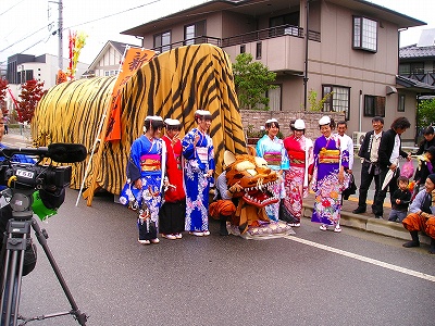 虎獅子と記念撮影.jpg